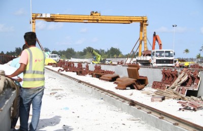 އައްޑޫގެ މަގުތައް ހެދުމާއި ބްރިޖުގެ މަސައްކަތް ވެސް ވަގުތަށް ނިމޭނެ: އެފްކޮންސް