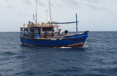 ހާލުގައި ޖެހުނު ލަންކާގެ މަސްބޯޓުތައް ކުޅުދުއްފުއްޓަށް ގެންގޮސްފި