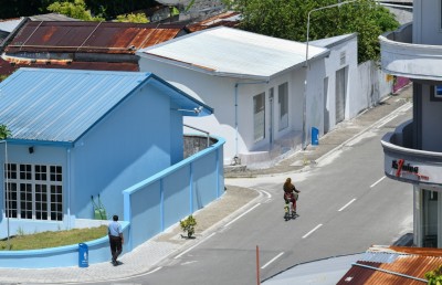 އަންހެނެއްގެ އަތުގައި ދަތް އަޅައި އިނގިލި ބުރިކޮށްލި މީހާ ދޫކޮށްލައިފި