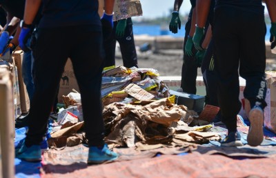 އެއީ މަގޭ ޑްރަގްސް، އޭނާ ދޫކޮށްލާ!