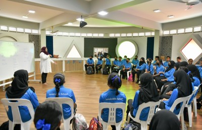 ސެން ކުދިންނާ އެކު 15 އަހަރު، މިއީ ހީރޯއެއް