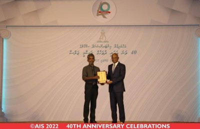 ސިނޭ: މިއީ އާދައިގެ ޓީޗަރެއް ނޫން!