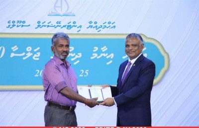 ސިނޭ: މިއީ އާދައިގެ ޓީޗަރެއް ނޫން!