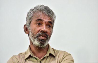 ސިނޭ: މިއީ އާދައިގެ ޓީޗަރެއް ނޫން!