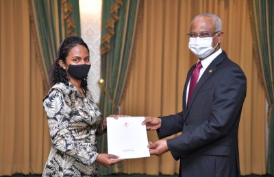ޝައުނާ ވެސް ރައީސްގެ ފަހަތަށް: ދެއްކެވީ ކޮވިޑް މެނޭޖްކުރެއްވި ގޮތް
