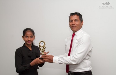 ރަން މެޑަލް ހޯދި ދީމާ އަށް އައްޑޫ ކައުންސިލުން ހާއްސަ ޓްރޮފީއެއް ދީފި