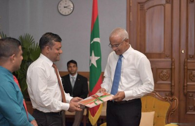 ދިވެހި ބަސް ކުރިއަރައި ދިޔަ ގޮތާ ގުޅޭގޮތުން ރައީސަށް ފޮތެއް