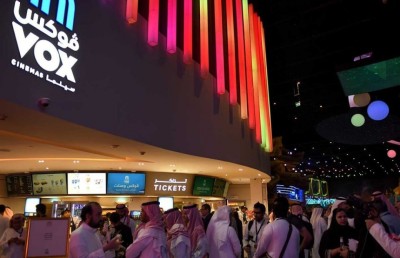 ދުބާއީގެ ސިނަމާތަކުގައި އަޑުގަދަކުރާ މީހުން ބޭރުކުރަނީ