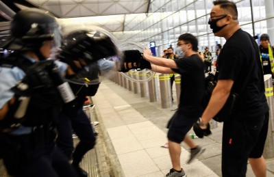 މުޒާހަރާ ރޫޅާލަން ކޯޓު އަމުރު ލިބުމާ އެކު އެއާޕޯޓް ހުޅުވައިފި