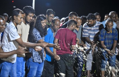ހިނދުކޮޅެއްގެ ތެރޭގައި މުޅި އާއިލާ ގެއްލި އެކަނިވެރިވެފައި!
