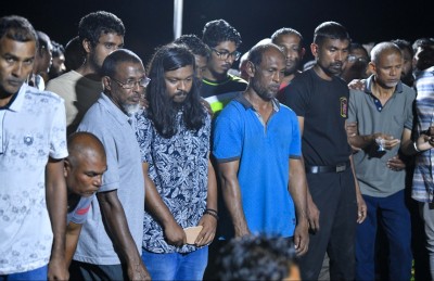 މީހުން ސަލާމަތްކުރަން ދިޔަ ސިފައިންގެ ޑިންގީ ވެސް ބަންޑުން!