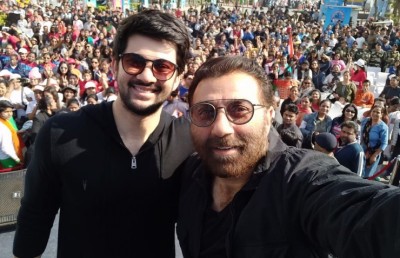 ބައްޕައާ އެކު މަސައްކަތް ކުރަން ފުރަތަމަ ޖެހިލުންވި: ކަރަން ޑިއޯލް