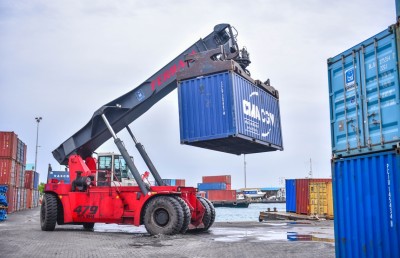 ދެ ކޮންޓޭނަރުން ކަސްޓަމްސްގައި އިތުރު ލައްގަނޑެއް!