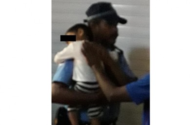 ދަންވަރު މަގުމަތީގައި ރޯން ހުރި ކުޑަ ކުއްޖަކު އާއިލާއާ ހަވާލުކޮށްފި