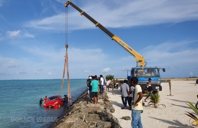މީހުން ތިބި ކާރެއް މޫދަށް ވެއްޓިއްޖެ
