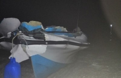 ހަތް މީހުން ތިބި ޑިންގީއެއް ބަންޑުން ޖަހާލައިފި، އެންމެން ސަލާމަތްވި