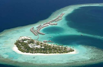މޫދަށް އެރި އުޅުނު ޓޫރިސްޓަކު ގެނބިގެން މަރުވެއްޖެ