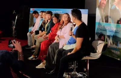 ރާނޫ މޮންޑާލް ރިކޯޑްކުރި ފުރަތަމަ ލަވަ ވީޑިއޯއާ އެކު ދައްކާލައިފި