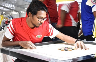 އަޒްމީން އާއި ޝުބާ: ދެމަފިރިންގެ ކެރަމް ގަނޑު ވައިރަލްވެފައި!