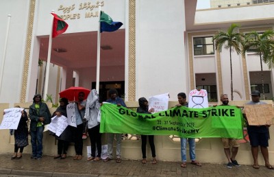 މަޖިލިސް ދޮށުގައި މުޒާހަރާކޮށް، ތިމާވެށީގެ މައްސަލަތައް ހުށަހަޅައިފި
