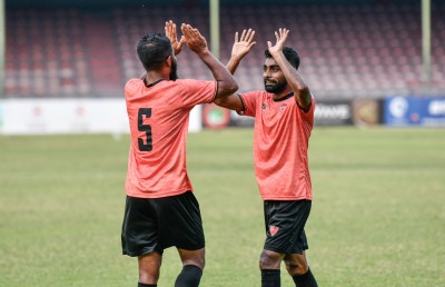 ދަ ގްރާންޑޭ އަތުން އީގަލްސް އަށް މުހިންމު މޮޅެއް