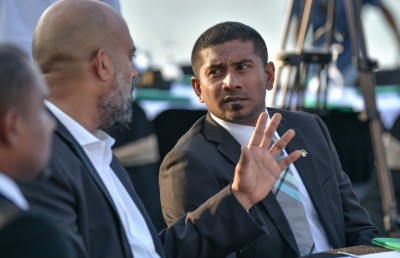 ޕްރެޝަރު ބޮޑުވެ މަހުލޫފް ކޮމިޓީއާ ދުރަށް