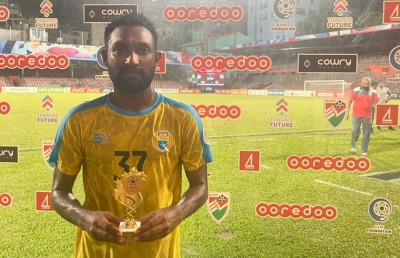 ވެލެންސިއާ އިން ފޯމުގައި އޮތް ޔޫވީ ބަލިކޮށް ކުރިއަށް ޖެހިލައިފި