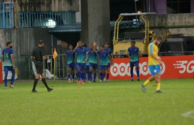 ފަހަތުން އަރައި ސަސް ބަލިކޮށް ވެލެންސިއާ ތިން ވަނައަށް