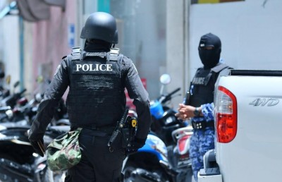 ދެ ފުލުހުން ވަކިކުރީ އަދީބު އަތުން ފައިސާ ނެގި މައްސަލައެއްގައި