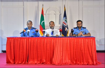 ދެ ފުލުހުން ވަކިކުރީ އަދީބު އަތުން ފައިސާ ނެގި މައްސަލައެއްގައި