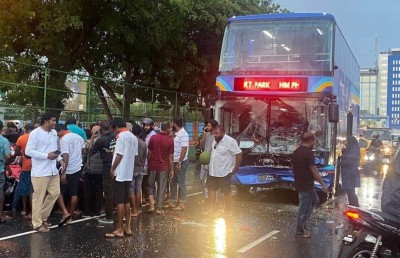 ބްރިޖުގެ ހައިވޭގައި ޕިކަޕަކާއި ބަހެއް ޖެހި އިތުރު އެކްސިޑެންޓެއް