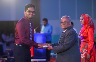 އަައްޒާން ހަމަ މޮޅު، ޕީއެޗު.ޑީ އިމްޕީރިއަލް ކޮލެޖްގައި