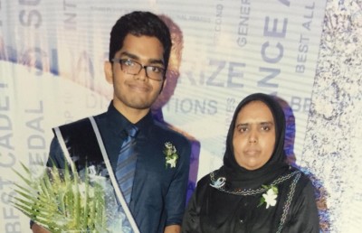އަައްޒާން ހަމަ މޮޅު، ޕީއެޗު.ޑީ އިމްޕީރިއަލް ކޮލެޖްގައި