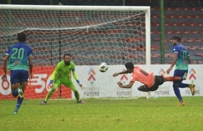 ސަސް އަތުން އީގަލްސް އަށް އުނދަގޫ މޮޅެއް، ޔޫވީ ބަލިކޮށް ގްރީން ހަތަރަކަށް