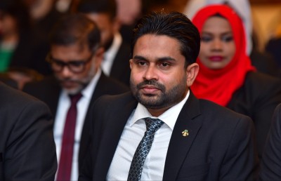 ހައި ކޯޓުގެ ފަނޑިޔާރެއްގެ ތަޅުދަނޑިފަތި ފެނުނީ ފުލުހަކަށް!