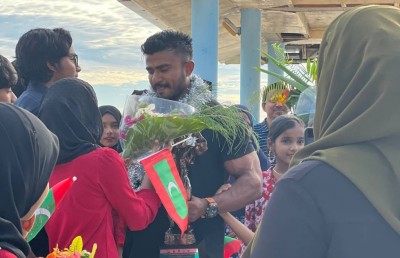 ރަން މެޑައްޔާއެކު އަޒްނީން ވިލިނގިއްޔަށް ދިއުމުން ހޫނު މަރުހަބާއެއް ކިޔައިފި