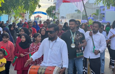 ރަން މެޑައްޔާއެކު އަޒްނީން ވިލިނގިއްޔަށް ދިއުމުން ހޫނު މަރުހަބާއެއް ކިޔައިފި