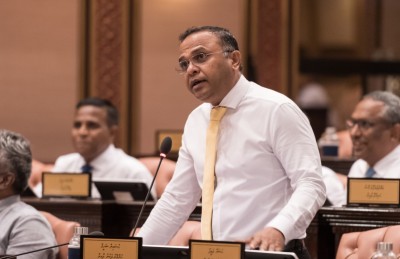 ކުންފުނިތަކުގެ ވެރިންގެ ދަތުރުތައް ގިނަވުމުން ހުސެއިންގެ ނުރުހުން: "ތިއީ ބޮޑުވަރު"!