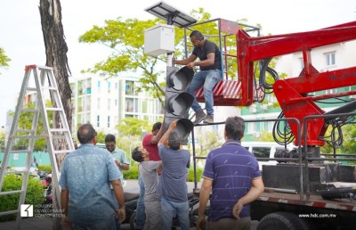 ހުޅުމާލޭގައި މަގު ހުރަސްކުރަން ފަސޭހައަކަށް ޓްރެފިކް ލައިޓް ހަރުކުރަން ފަަށައިފި