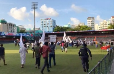ޔޯގާ ހެދި މީހުންގެ ފަހަތުން ދުވެ އިންޒާރު ދިނުމުން ޓެރަރިޒަމްގެ ތުހުމަތާ އެކު ބަންދަށް 15 ދުވަސް