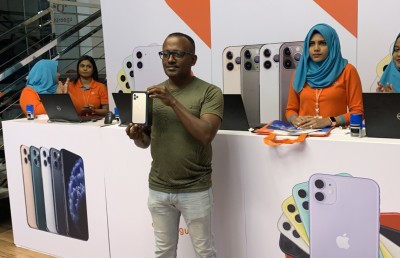 ޕްރިއޯޑާ ކުރި ފަހުގެ އައިފޯނުތައް ދިރާގުން ދޫކުރަން ފަށައިފި