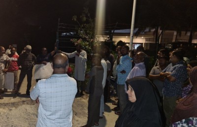 ކުޑަހުވަދޫ މުޒާހަރާ: ބޭނުންވަނީ އެއާޕޯޓުގެ ވެރިންނާ ބައްދަލުކުރަން