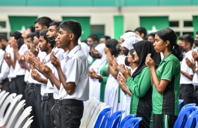 މާސްކް ބޭނުމެއް ނޫން، އެކަމަކު ދަރިވަރުން ބޭނުން ވަނީ މާސްކް އަޅަން!