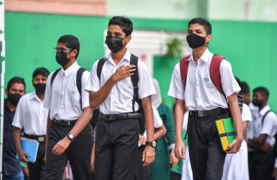 މާސްކް ބޭނުމެއް ނޫން، އެކަމަކު ދަރިވަރުން ބޭނުން ވަނީ މާސްކް އަޅަން!
