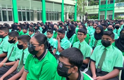 މާސްކް ބޭނުމެއް ނޫން، އެކަމަކު ދަރިވަރުން ބޭނުން ވަނީ މާސްކް އަޅަން!