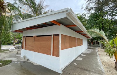 ޓަކް ޝޮޕެއް ހިންގަން އާޓިފިޝަލް ބީޗުން ބަޔަކަށް ބިން ދީފި