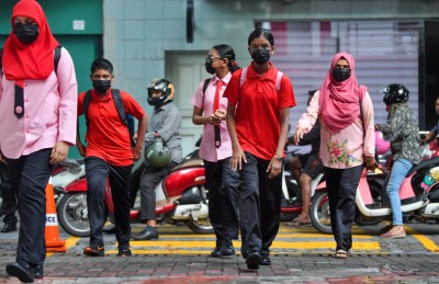 މާސްކް ބޭނުމެއް ނޫން، އެކަމަކު ދަރިވަރުން ބޭނުން ވަނީ މާސްކް އަޅަން!