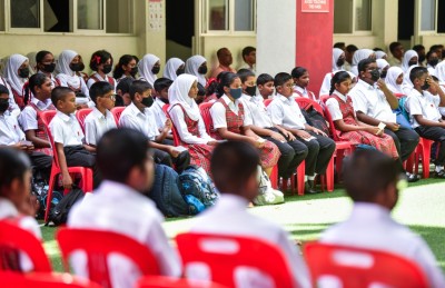 މާސްކް ބޭނުމެއް ނޫން، އެކަމަކު ދަރިވަރުން ބޭނުން ވަނީ މާސްކް އަޅަން!