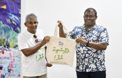 ފުށިފަރުގެ "ޕްލާސްޓިކާ ނުލާ" ކެމްޕެއިނުގެ ދަށުން ޅ. އަތޮޅުގެ ރަށްތަކަށް ފޮތި ކޮތަޅު ހަދިޔާކޮށްފި