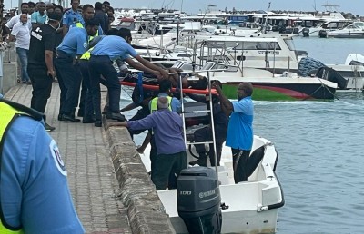 ކަނޑަށް ފުންމާލި މީހަކު ސަލާމަތްކޮށް، ފަރުވާ ދޭން ފަށައިފި